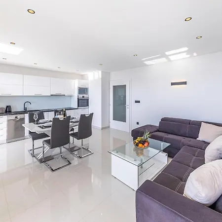 2 Bedroom Lovely In Seget Donji Appartamento