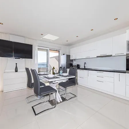 2 Bedroom Lovely In Seget Donji Appartamento Traù