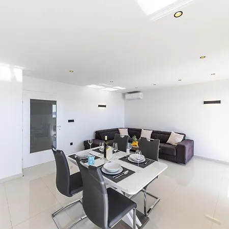 2 Bedroom Lovely In Seget Donji * Trogir