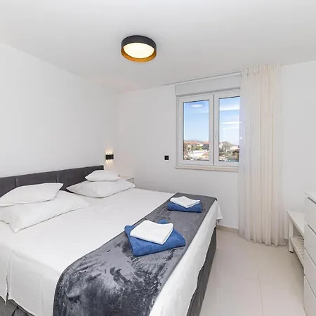 Apartment 2 Bedroom Beautiful In Seget Donji *