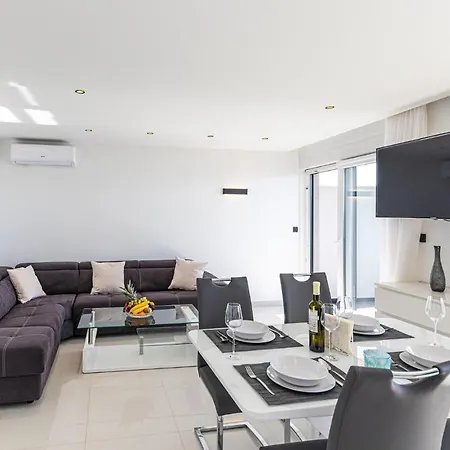 Apartmán 2 Bedroom Lovely In Seget Donji Trogir